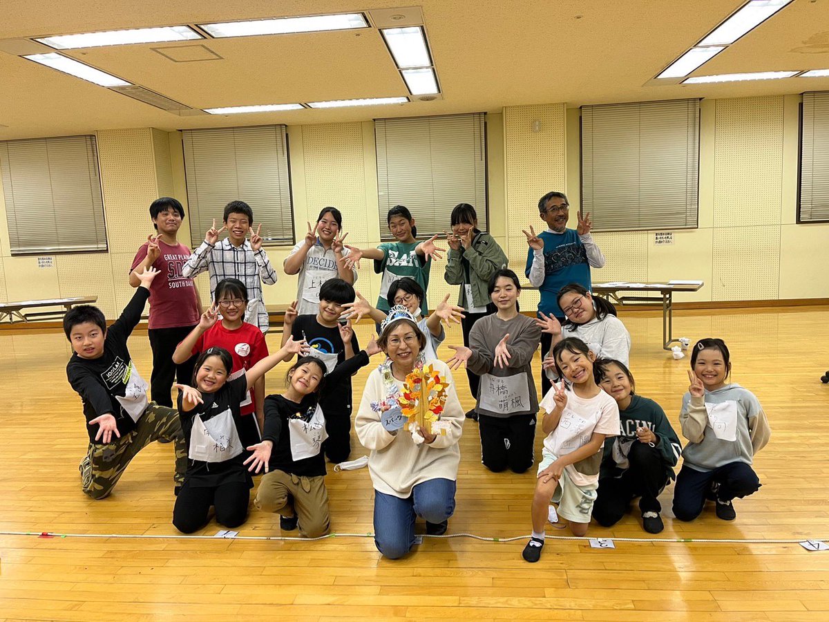 musical_spark's tweet photo. 今日は演出助手の宮部さんのお誕生日でした！いつも私たちを支えてくれる宮部さんに感謝の気持ちをプレゼントで伝えました！今日は自主稽古だったものの、みんな一緒懸命練習に取り組んでいました！
「郵便屋のテクルさんと宛名のない手紙」
是非皆様観に来てください！ https://t.co/pIO5Ymjcaf