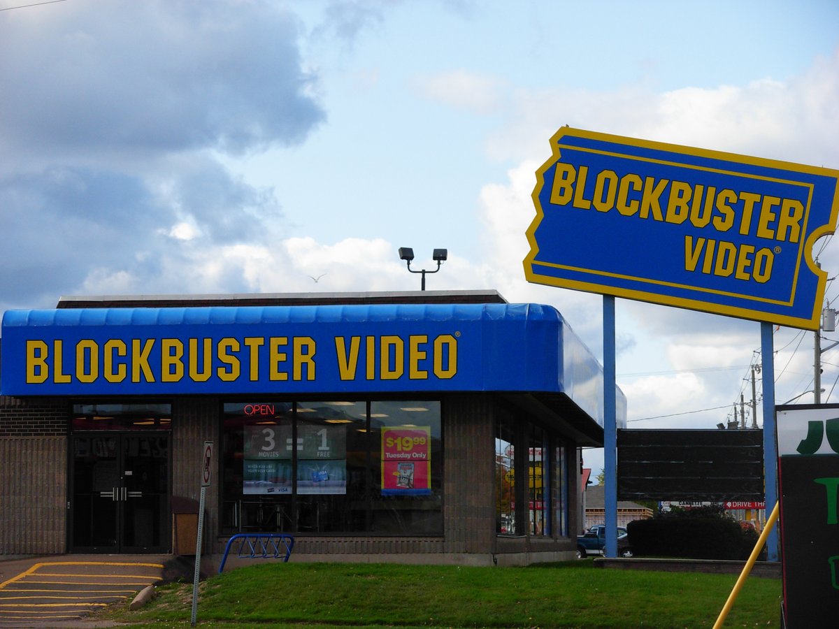 landofthe80s's tweet photo. If you grew up in the '80s, weekends were made for trips to Blockbuster Video! The chain opened its doors officially today in 1985 in Dallas, TX with an inventory of 8,000 VHS and 2,000 Beta tapes. #80s #80smovies #1980s #blockbuster #movies https://t.co/CFf5hCnoUT