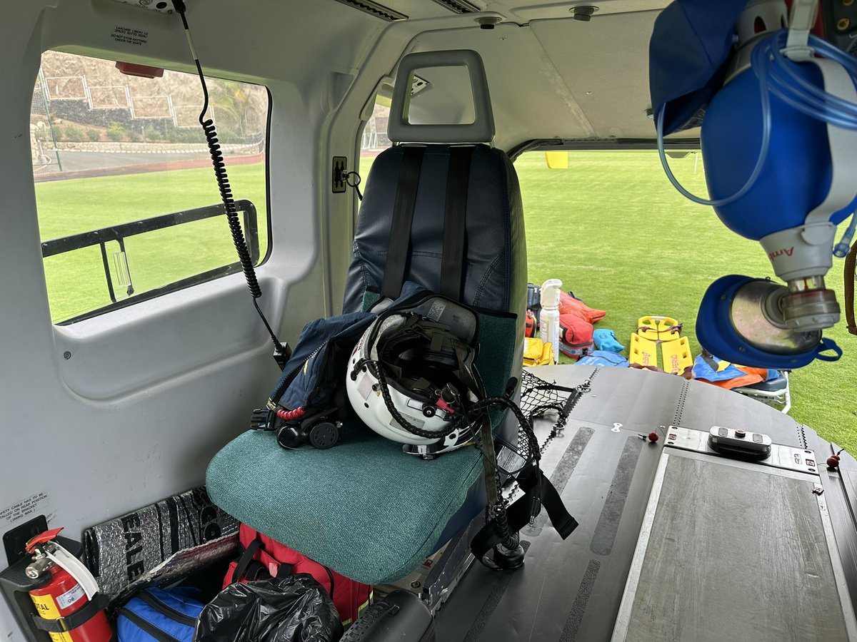 Aquí nuestro hermano del SUC basado en Tenerife Sur, el Alfa Hotel 40 (Airbus EC145 C2), con excelentes equipos de protección para los ocupantes (cascos de vuelo Gentex “de verdad”) y un material de ataque más que decente, en una configuración de Aerolite muy interesante 👍🏻👍🏻