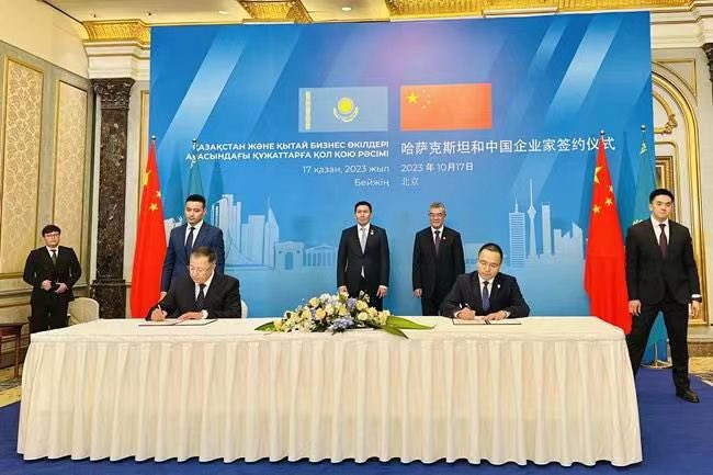 IBSBFSU's tweet photo. Prof. Yang Dan, President of Beijing Foreign Studies University, met with Prof. Zhan Kan Tuyebayev, President of Al-Farabi Kazakh National University. The two universities signed a supplementary agreement for student and staff exchange. #BFSU #ibsbfsu #studyinchina #studyabroad https://t.co/gby8fGXrVS