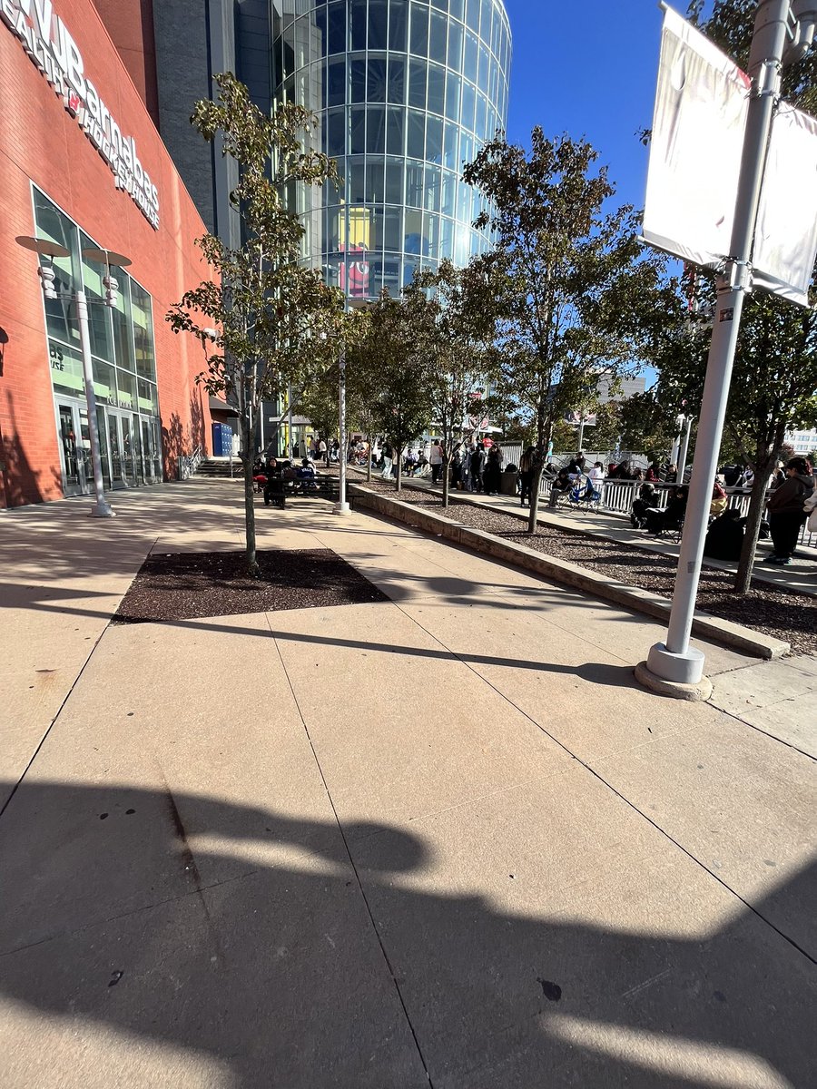 dearyellow_323's tweet photo. @blissful_bess0n gen merch line starts up there and ends over here #enhypen_in_newark https://t.co/CUIrjQgHUu