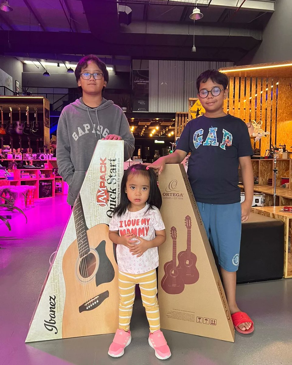 Who needs a holiday when everyday is New Gear Day 😎🙌
#ɴᴇᴡɢᴇᴀʀᴅᴀʏ

Find Your Gear at Melody House 
tinyurl.com/5n6wmnsr

#gearaddict #newgearday #ngd