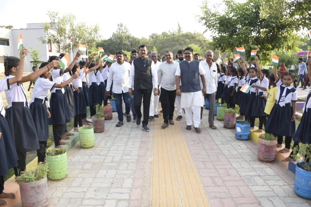 JagdishMakwana_'s tweet photo. આજરોજ ખોડુ ગામ ખાતે મારા મતવિસ્તારના વિવિધ વિકાસલક્ષી પ્રકલ્પોનું ખાતમુર્હુત તેમજ લોકાર્પણ કર્યું.

આ પ્રસંગે જિલ્લા પંચાયતના પ્રમુખ શ્રી હરિકૃષ્ણભાઈ પટેલ, ગામના સરપંચ, આગેવાનો તેમજ ગ્રામજનો ઉપસ્થિત રહ્યા હતા. https://t.co/PvFmzlZiFf