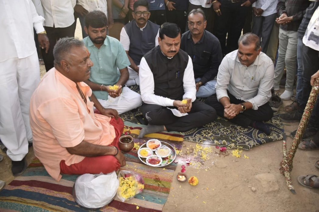JagdishMakwana_'s tweet photo. આજરોજ ખોડુ ગામ ખાતે મારા મતવિસ્તારના વિવિધ વિકાસલક્ષી પ્રકલ્પોનું ખાતમુર્હુત તેમજ લોકાર્પણ કર્યું.

આ પ્રસંગે જિલ્લા પંચાયતના પ્રમુખ શ્રી હરિકૃષ્ણભાઈ પટેલ, ગામના સરપંચ, આગેવાનો તેમજ ગ્રામજનો ઉપસ્થિત રહ્યા હતા. https://t.co/PvFmzlZiFf