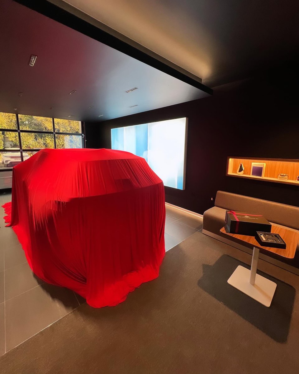 ChamberlainAbi's tweet photo. I don’t think I’ll ever get over this 🥺  

We’re absolutely thrilled to be partnering with the exceptional team at Sinclair Jaguar Landrover. Their new showroom is nothing short of spectacular, emphasising their unwavering dedication to customer service. https://t.co/tVKx6zSd5x