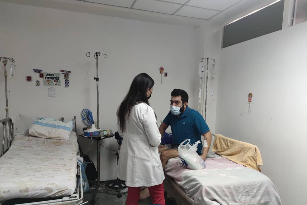 elboligrafo2's tweet photo. Casi dos años tras las rejas. Actualmente en una cama de hospital. 
Ramón Centeno es otro preso político que debe ser liberado. 
Un venezolano, un periodista y trabajador por su país. 
Libertad para todos. https://t.co/nWXBycyiyu