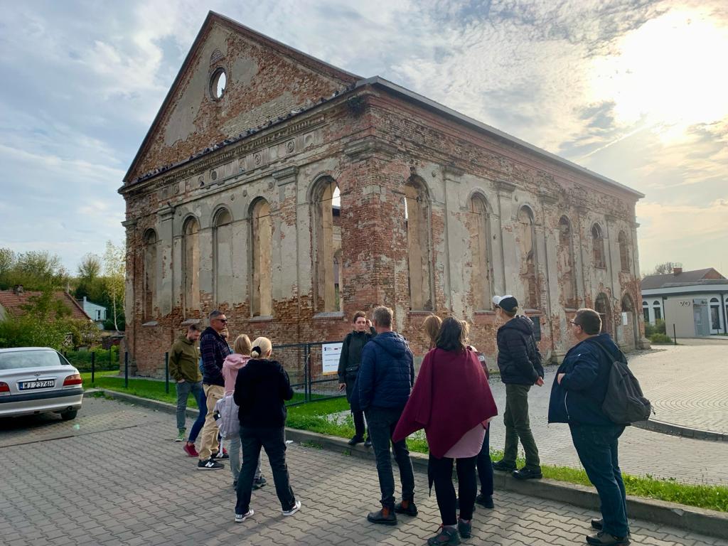 yahadinunum's tweet image. 📷Every year since 2018, Yahad - In Unum has been conducting tailored training sessions for guides who work at @AuschwitzMuseum. This year Yahad decided to go a step further, offering participants a field formula including field visits to better introduce our field  methodology.