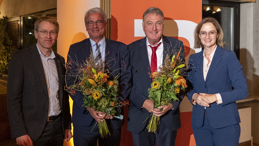 ZDF Schleswig-Holst. (@zdfkiel) on Twitter photo Stabwechsel im ZDF-Studio Kiel. Hermann Bernd übergab gestern die Studioleitung offiziell an <a href="/henhebestreit/">Hebestreit_Henner</a>. Stabwechsel im ZDF-Studio Kiel. Hermann Bernd übergab gestern die Studioleitung offiziell an <a href="/henhebestreit/">Hebestreit_Henner</a>.