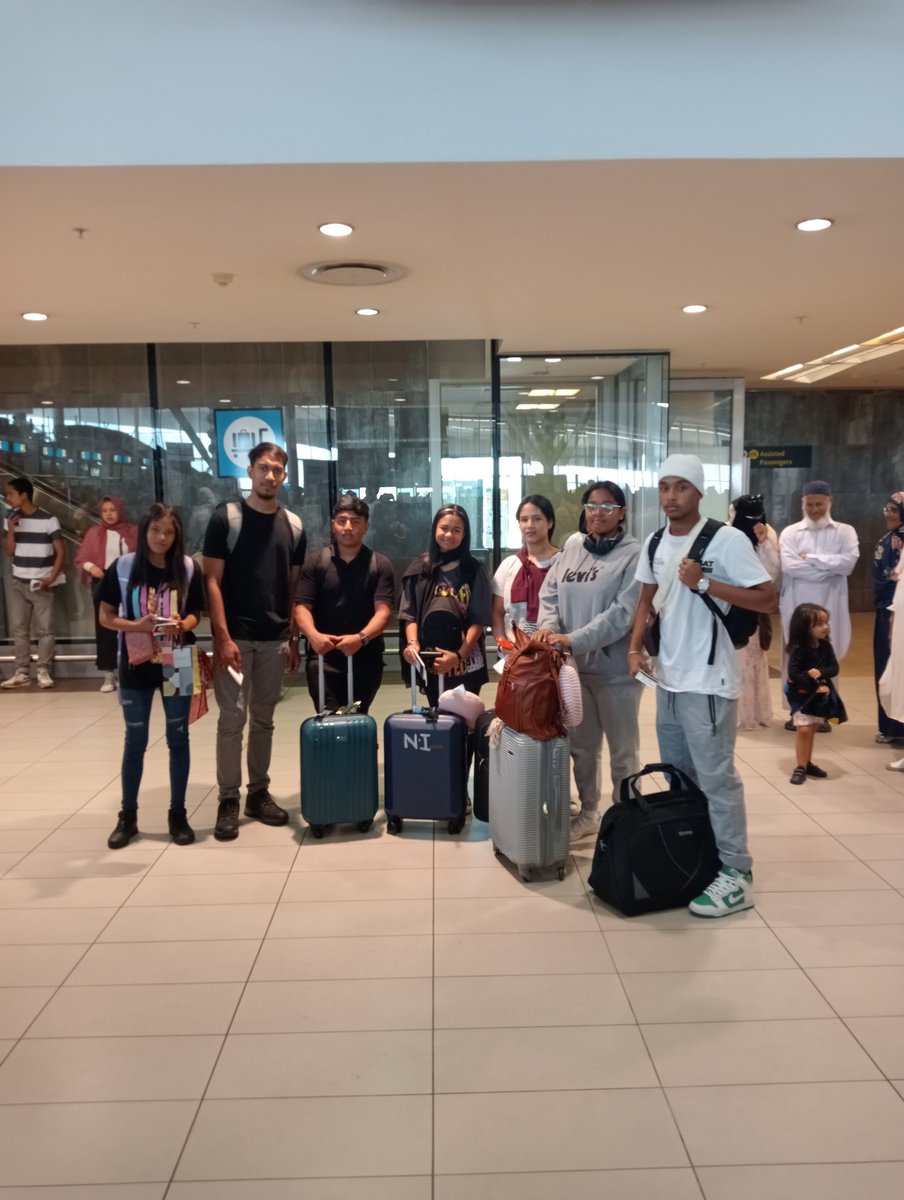 turksayinfo's tweet photo. Türkiye Diyanet Vakfı Burslarıyla öğrenimlerine Türkiye'de devam edecek olan Cape Townlu öğrencileri bugün  uğurladık. Öğrencilere öğrenim hayatlarında başarılar dileriz.

@TDVint https://t.co/t5RZc06mby