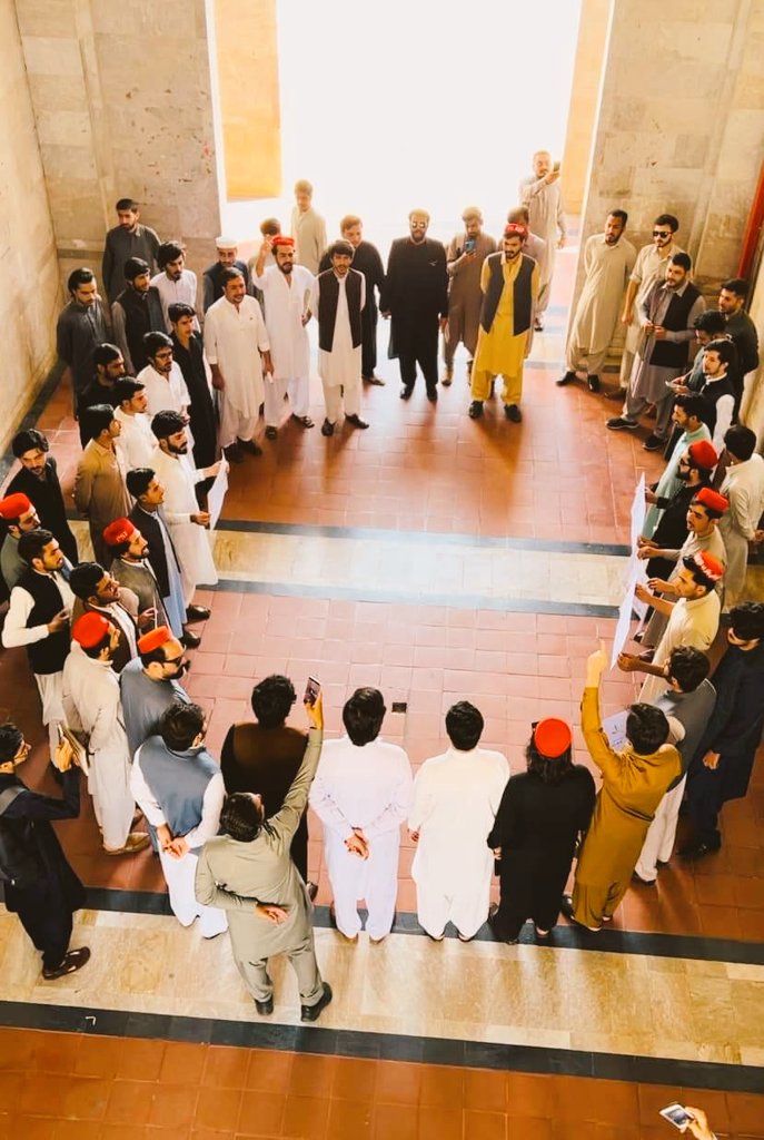 UmairArbab8's tweet photo. چي بیا نه توره پورته شي نه سر په وینو رنګ شي
باداره دغه جنګ دے د وطـــــــن آخیــري جنګ شي
ــ
چې زړونه سره یؤ کړو او لاسونه سره ورکــــــــــړو
دا کانړی به لالـــــونه شي د بوټي به لــــــــونګ شي
درویش دُرني صیب
#psfaup 🚩 https://t.co/KZX6gUcEbU