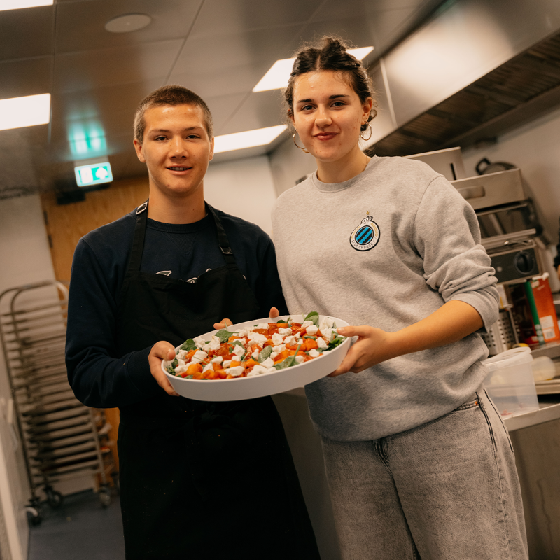 ClubBruggeFound's tweet photo. Op de #YOUCA Action Day draaiden vandaag vijf studenten mee op Jan Breydel &amp; in het Basecamp! 🙌

Het loon dat ze verdienden gaat integraal naar een jongerenproject in Senegal! 💪🇸🇳