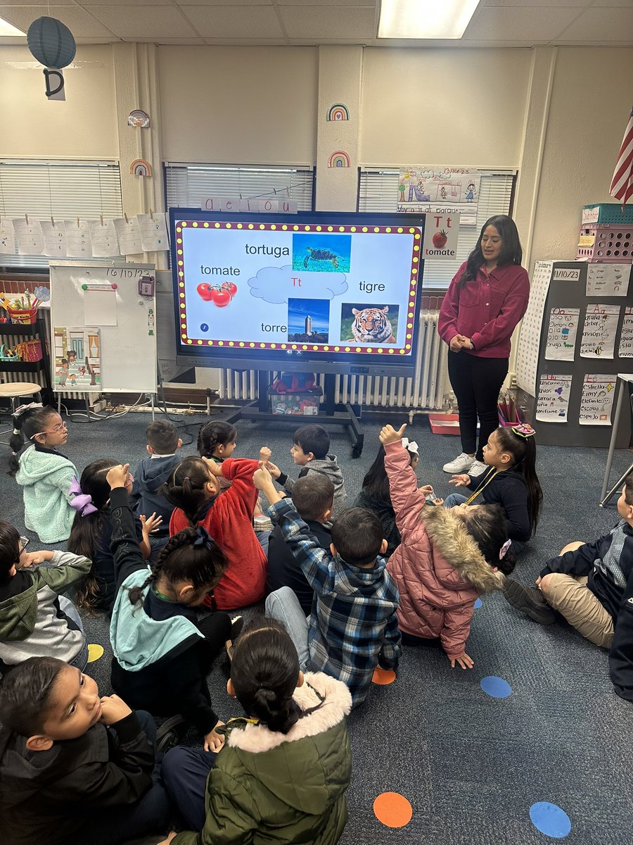 OakhurstFWISD's tweet image. Ms. Lopez giving clear examples of accountable talk with her kinder class! Modeling expectations is indispensable! Hope. Joy. Urgency. #OneFortWorth #LeadingandLearning #HopeJoyUrgency @ChristinReeves @CharlieGarciaFW @amramsey13 @claudia_jacobo1