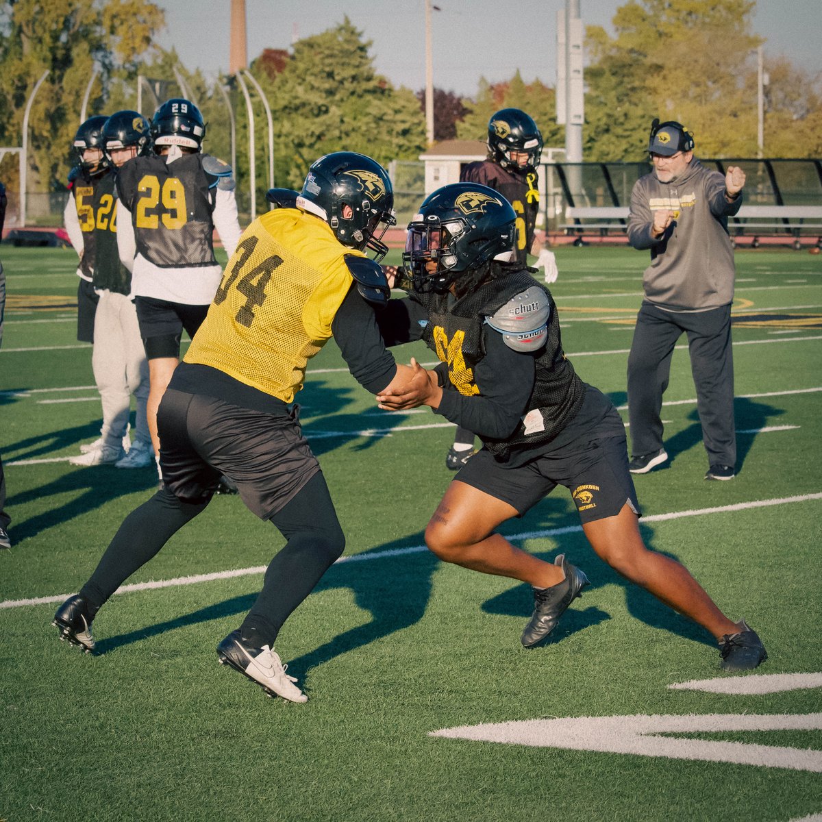 UWOFootball's tweet photo. 𝙊𝙣 𝙩𝙝𝙚 𝙧𝙤𝙖𝙙 𝙖𝙜𝙖𝙞𝙣⚡️

📍La Crosse, WI || Saturday 10.21 @ 1:05 PM CNT

#OwnTheMoment| 𝟭𝟮 https://t.co/v5kZvHqFMc
