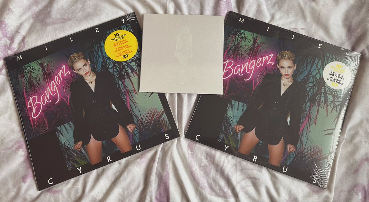 cyrusxlovatoo's tweet photo. I totally forgot to post these but guess what came??? I got the black and sea glass BANGERZ 10 year edition vinyls, the #UTBY vinyl AND this t shirt. defo gonna get some more soon 😍 https://t.co/QOfhVZa3l8