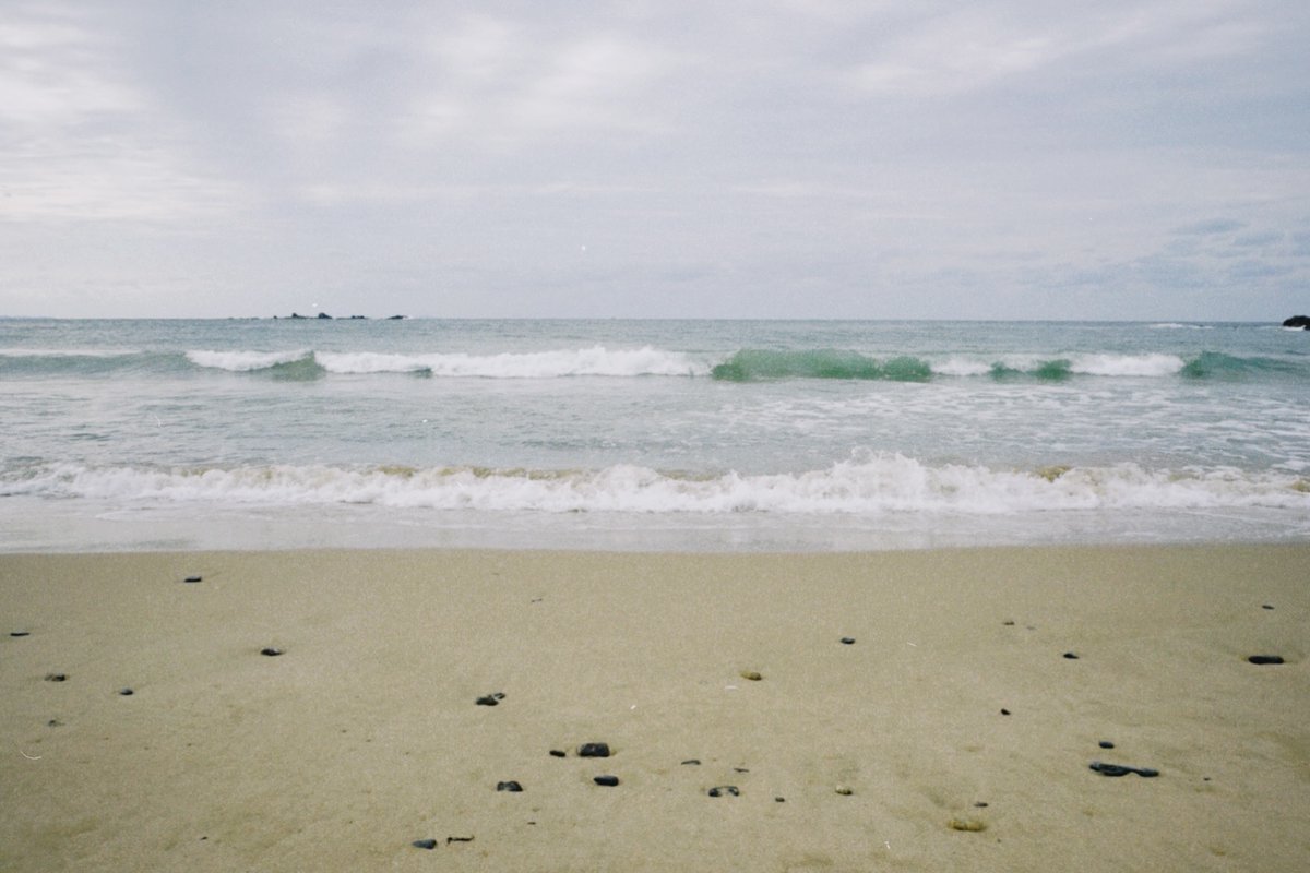 海を見ると、ある人が教えてくれたことを思い出す。

「大きな水である海がこんなにもゆれているのだから、小さな水の塊である人間はもっとゆれたっていい」

ゆらいでていいんだよ、とつぶやいてみる。
自分の心によく届くように。