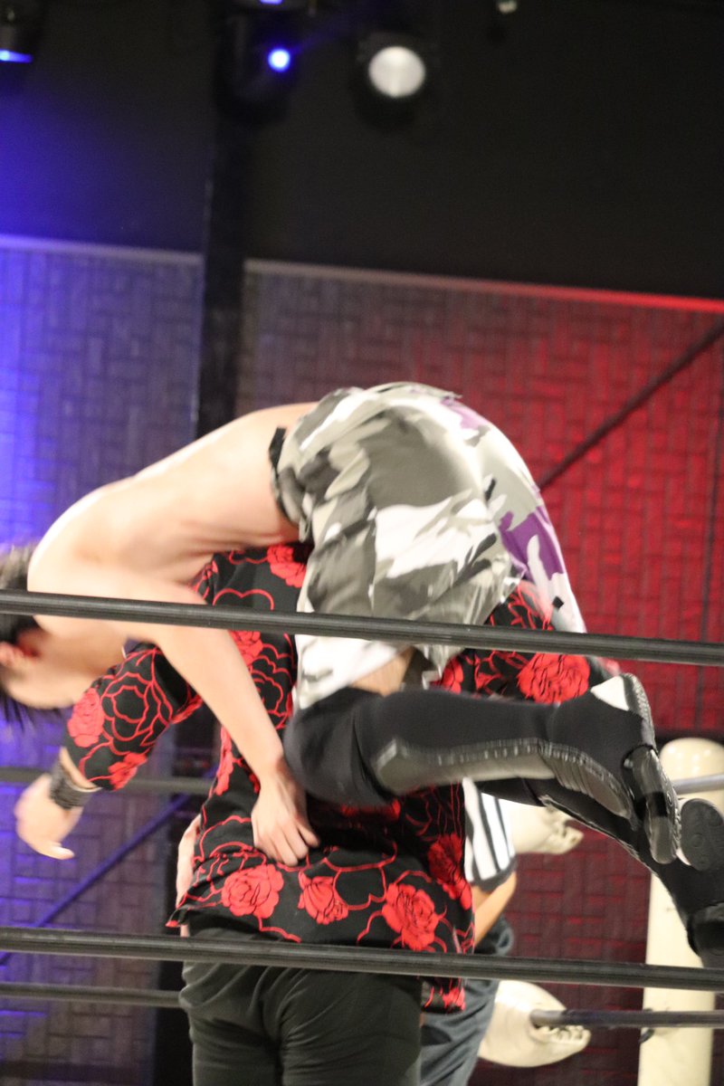 tsubame0521's tweet photo. 2023.10.15
成り上がり自主興行
第一試合
タワラマチキッドJr選手vs Ben-P選手
#成りプロ
#成り上がりプロレス
#アマチュアプロレス成り上がり
#タワラマチキッドJr 選手
#BenP 選手
#蕨レッスル武道館 https://t.co/LLSwhQyGfp