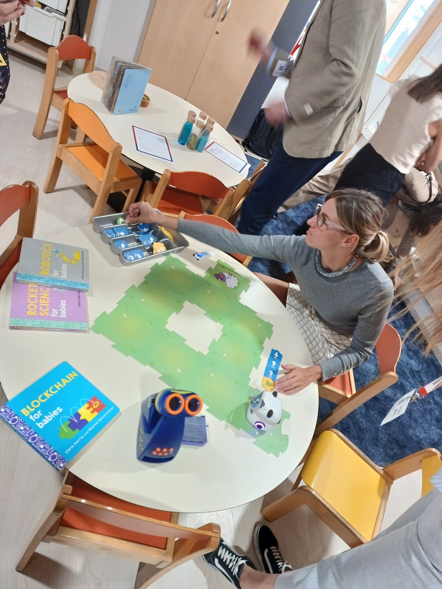 CICAE_Educacion's tweet photo. "Incentivar la ciencia desde la más temprana edad es prioritario en la estrategia pedagógica de @stpetersbcn". Experimentamos en el laboratorio y patios de infantil en el #CICAEbenchmarking23 https://t.co/vSvokWVTd4