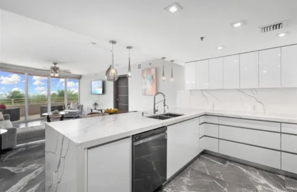 groupeuroprojec's tweet image. We love what we do•we love our clients🖤#tbt great #custom #handleless #kitchen #project #white cabinets in #MiamiBeach #quartz #countertops #full #backsplash #waterfall #cabinet #remodel #groupeuroprojects #invest #customkitchen #bling @blum_inc @lgusa @frigidaire #happyclient
