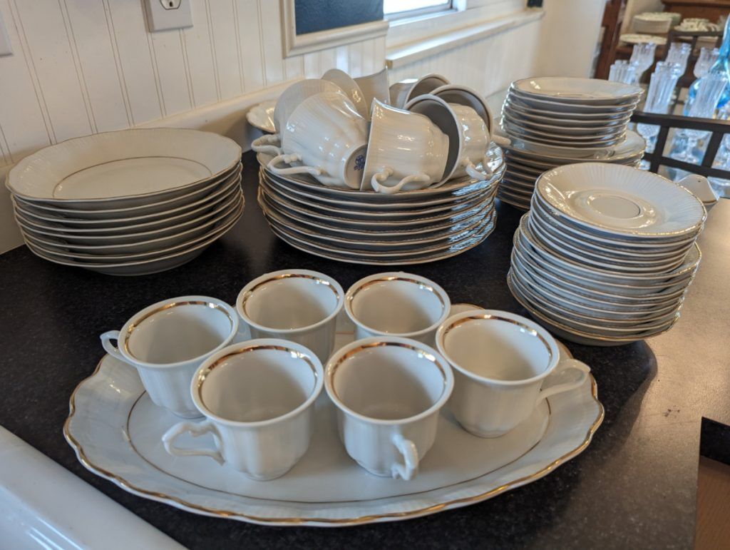 AaronSiepierski's tweet image. It's never too early to get ready for the upcoming holidays. 🎄At Livonia Estate Sale, you'll find kitchen sets, tea sets, and everything else you need to entertain guests. 🍽️

📌9012 Laurel Livonia, MI 48150
📅October 19-22, 2023
🕰️10:00 am - 4:00 pm

#livonia #kitchenneeds