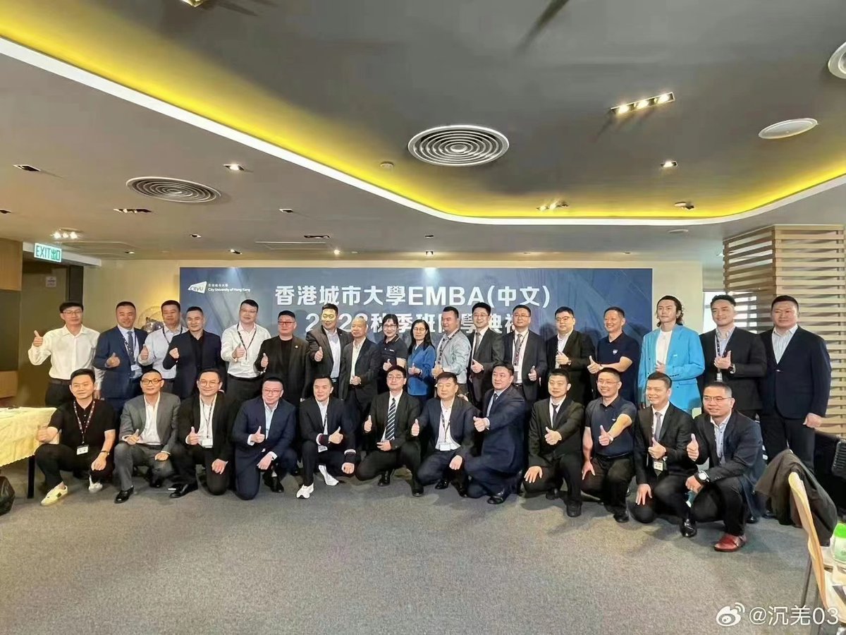 Apparently a photo of Z3J from Weibo shows him at a EMBA class opening ceremony in HK. 

For comparison, Gong Jun's hand was measured on air to be 20cm. Zhang Zhehan's face is smaller as shown in pic 1. 

Now look at the big shiny disco ball from the z3J pics. 

ZZH is NOT Z3J.