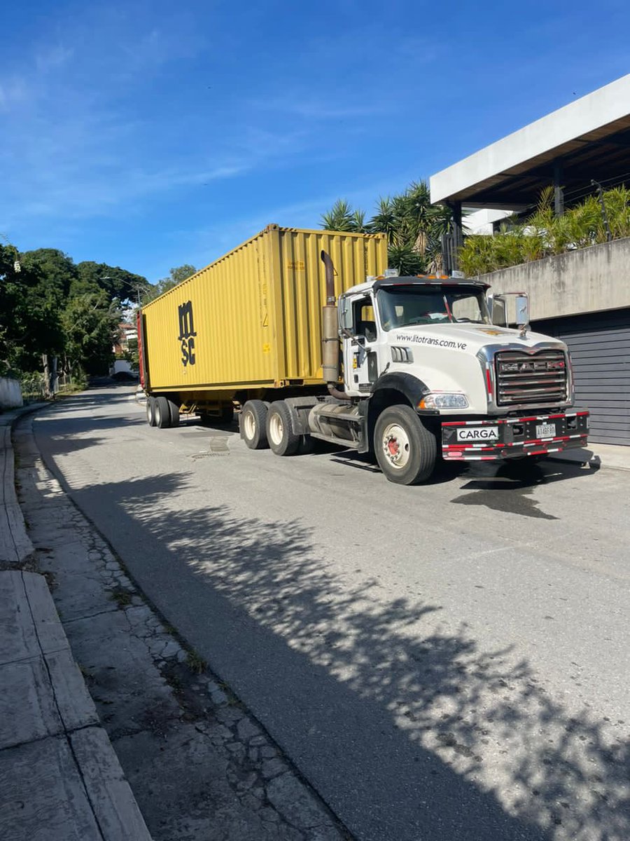 CBMactiva's tweet image. 📣 19 OCT Vecinos denuncian en Colinas de Bello Monte en la calle orinoco, una enorme gandola container bajando mercancia sin que nadie les pida permiso en plena zona R3.
Zona estrictamente redidencial y corredor vial.
Ausencia total de autoridad.@AlcaldiaBaruta @darwingonzalezp