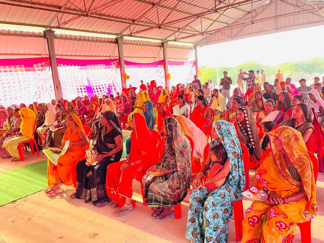 आज बांदा के ब्लाक बड़ोखर खुर्द के ग्राम दुरेडी में उत्तर प्रदेश राज्य ग्रामीण आजीविका मिशन के अन्तर्गत  "प्रगति प्रेरणा लघु उद्योग" का फ़ीता काटकर शुभारंभ किया…

मा० प्रधानमंत्री श्री नरेन्द्र मोदी जी एवं मा० मुख्यमंत्री श्री  योगी आदित्यनाथ जी की प्रेरणा से #NRLM समूह आजीविका