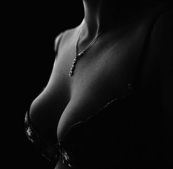 Mañana con sabor a ti..
Desearla de pies a cabeza me lleva a vestir sus piernas de caricias y besos, mis manos la aprietan con posesión, mi lengua se abre paso entre su humedad provocando el vaivén de sus caderas.