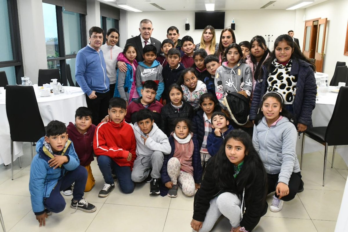 OsvaldoJaldo's tweet photo. 𝗟𝗲𝗴𝗶𝘀𝗹𝗮𝘁𝘂𝗿𝗮 | El programa "Conociendo el Poder Legislativo" continúa dando sus frutos y generando experiencias inolvidables para niños y niñas del interior profundo. Hoy, junto al legislador Enrique Bethencourt, tuvimos el honor de dar la bienvenida estudiantes de cuarto, quinto y sexto grado de la Escuela Nº 216 de Rodeo Grande (Trancas).  

📄 Este programa tiene como objetivo acercar a las instituciones educativas de nuestra provincia al funcionamiento y a los integrantes de la cámara.

🏢 Creemos que es fundamental que las y los jóvenes conozcan de cerca cómo funciona nuestro sistema de gobierno y cómo llevamos adelante nuestras tareas en la Legislatura.

👏🏼 Aprovecho la oportunidad para agradecer a las y los docentes por el esfuerzo y el sacrificio que hacen constantemente en favor de la educación de nuestros alumnos de alta montaña.

🤝🏼 Siempre es un orgullo recibirlos y compartir diversas actividades a través de este programa que es fundamental para su formación.