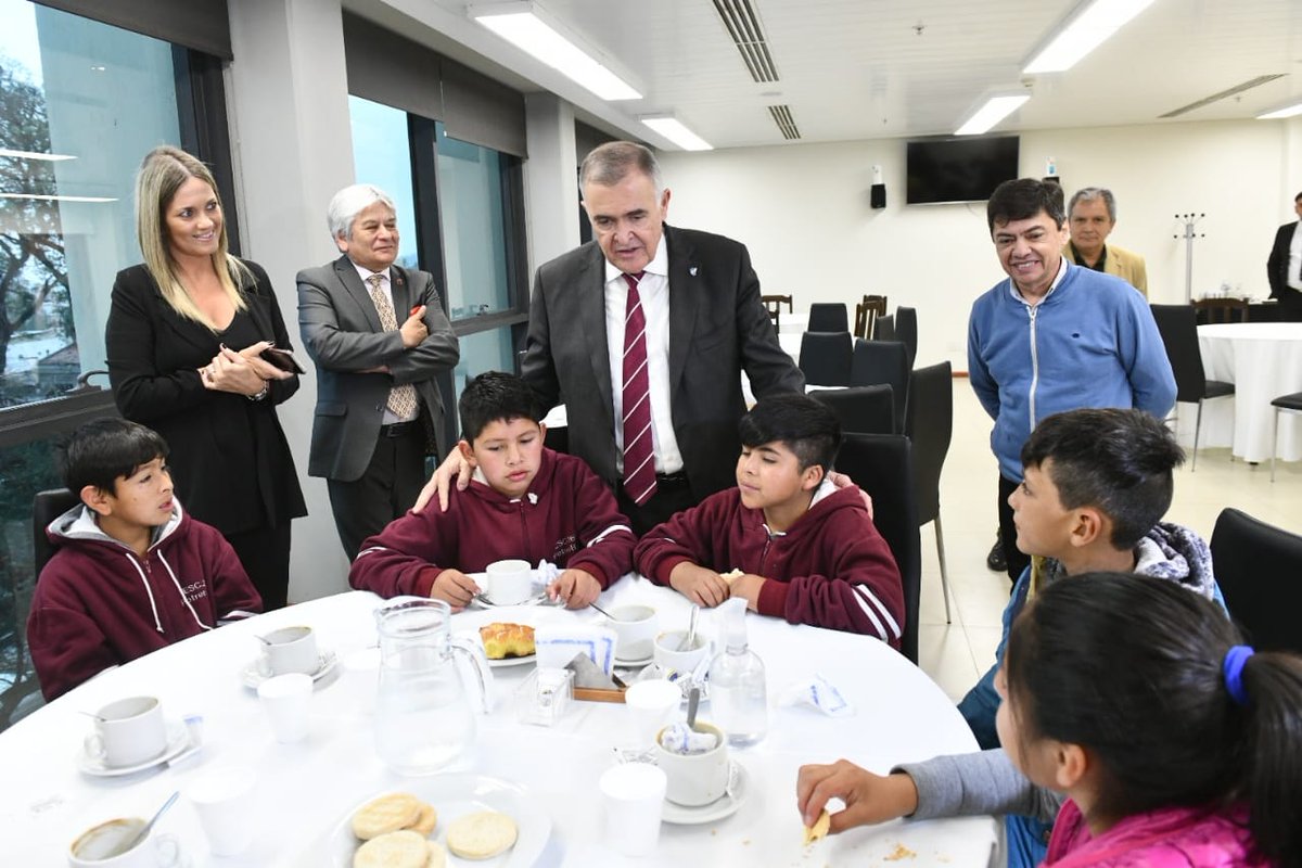 OsvaldoJaldo's tweet photo. 𝗟𝗲𝗴𝗶𝘀𝗹𝗮𝘁𝘂𝗿𝗮 | El programa "Conociendo el Poder Legislativo" continúa dando sus frutos y generando experiencias inolvidables para niños y niñas del interior profundo. Hoy, junto al legislador Enrique Bethencourt, tuvimos el honor de dar la bienvenida estudiantes de cuarto, quinto y sexto grado de la Escuela Nº 216 de Rodeo Grande (Trancas).  

📄 Este programa tiene como objetivo acercar a las instituciones educativas de nuestra provincia al funcionamiento y a los integrantes de la cámara.

🏢 Creemos que es fundamental que las y los jóvenes conozcan de cerca cómo funciona nuestro sistema de gobierno y cómo llevamos adelante nuestras tareas en la Legislatura.

👏🏼 Aprovecho la oportunidad para agradecer a las y los docentes por el esfuerzo y el sacrificio que hacen constantemente en favor de la educación de nuestros alumnos de alta montaña.

🤝🏼 Siempre es un orgullo recibirlos y compartir diversas actividades a través de este programa que es fundamental para su formación.