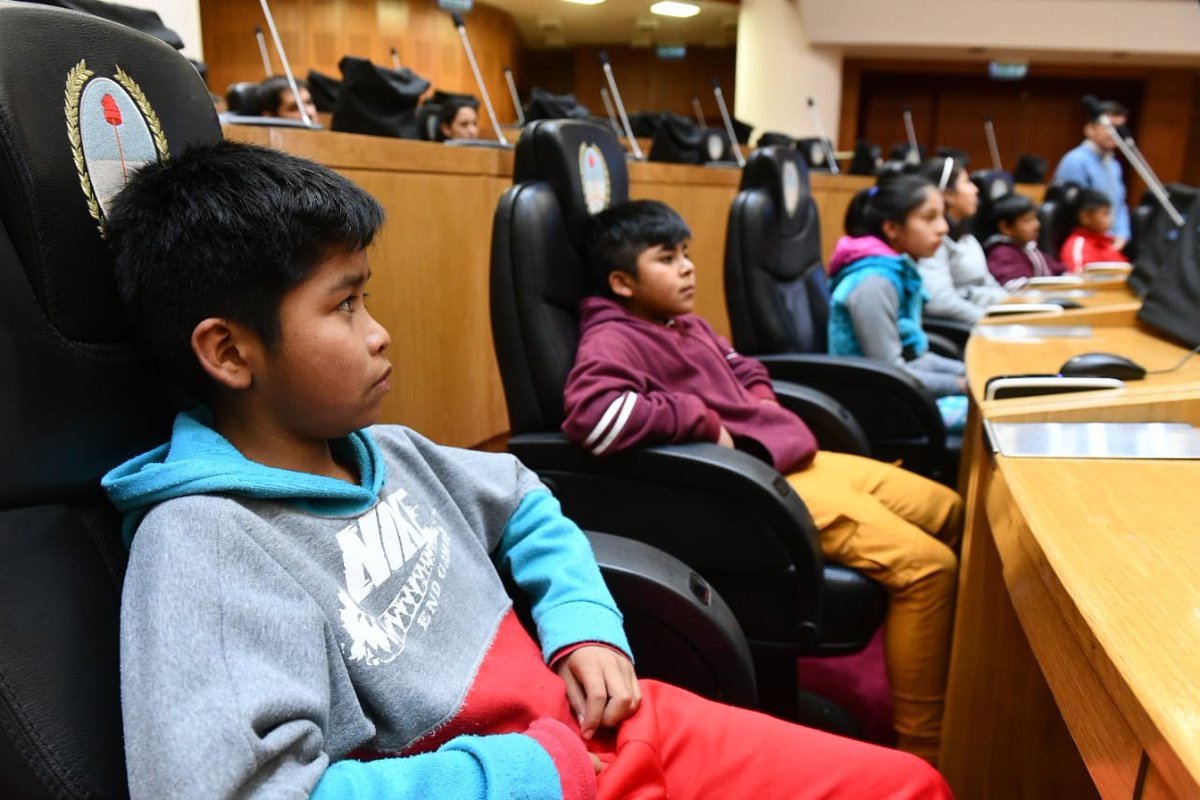 OsvaldoJaldo's tweet photo. 𝗟𝗲𝗴𝗶𝘀𝗹𝗮𝘁𝘂𝗿𝗮 | El programa "Conociendo el Poder Legislativo" continúa dando sus frutos y generando experiencias inolvidables para niños y niñas del interior profundo. Hoy, junto al legislador Enrique Bethencourt, tuvimos el honor de dar la bienvenida estudiantes de cuarto, quinto y sexto grado de la Escuela Nº 216 de Rodeo Grande (Trancas).  

📄 Este programa tiene como objetivo acercar a las instituciones educativas de nuestra provincia al funcionamiento y a los integrantes de la cámara.

🏢 Creemos que es fundamental que las y los jóvenes conozcan de cerca cómo funciona nuestro sistema de gobierno y cómo llevamos adelante nuestras tareas en la Legislatura.

👏🏼 Aprovecho la oportunidad para agradecer a las y los docentes por el esfuerzo y el sacrificio que hacen constantemente en favor de la educación de nuestros alumnos de alta montaña.

🤝🏼 Siempre es un orgullo recibirlos y compartir diversas actividades a través de este programa que es fundamental para su formación.