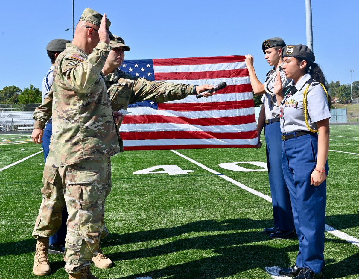 DCGuard1802's tweet photo. Operation #Viking victorious! Last week, Army Brig. Gen. Leland Blanchard, land component commander, D.C. National Guard, administered the oath of enlistment during a pep rally at Woodbridge Senior High School. By the end of Oct. six more seniors will enlist into the #DCNG. https://t.co/lNid0FImWM