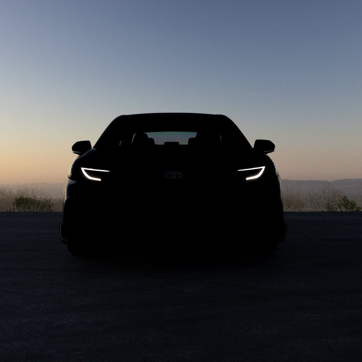 OverdriveNewsPR's tweet image. Toyota publicó esta imagen sin muchos más detalles y se podría tratar del nuevo Camry. El auto show de Los Ángeles es el mes que viene, por lo que también es posible que haga su debut oficial ahi. 

#OverdriveNews