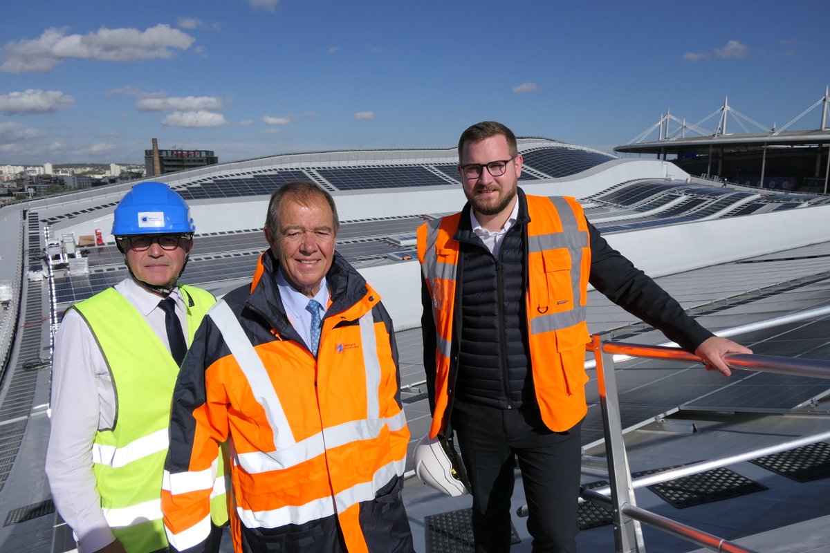 GrandParisMGP's tweet photo. .@patrick_ollier et @quentingesell se sont rendus au #CentreAquatiqueOlympique afin faire un point d’étape sur le chantier. 

🏗️Construit sous maîtrise d'ouvrage de @GrandParisMGP pour les Jeux de #Paris2024, l'objectif est clair : l’exemplarité environnementale. 

💡Ferme solaire urbaine avec 5000m² de panneaux photovoltaïques sur la toiture, utilisation prioritaire de matériaux biosourcés…

Pour aller plus loin👉https://t.co/MOgtSA2UIn