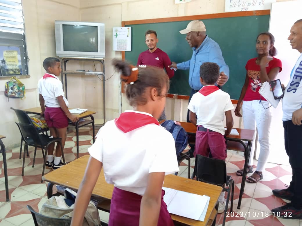 DaimirisO's tweet photo. Encabezada por el Vicepresidente de la República de Cuba Salvador Valdés Mesa visita gubernamental al municipio Río Cauto en la comunidad El 12 de las 1009. https://t.co/UMenOR3h6y