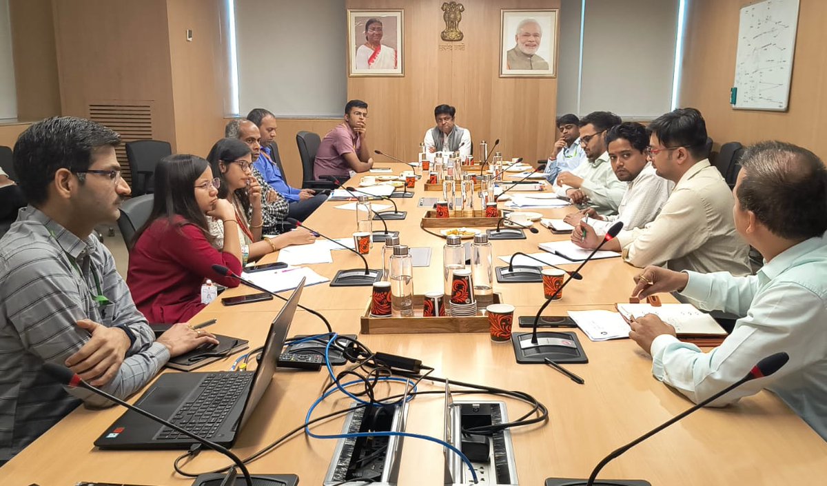 Shri Lalit Bohra, JS, MNRE chaired a meeting today with stakeholders to discuss mandatory required information on the Solar PV Modules and ways to provide that information. @mnreIndia @OfficeOfRKSingh #SolarPV #SolarPVModules #MNREIndia #PMKUSUMScheme
