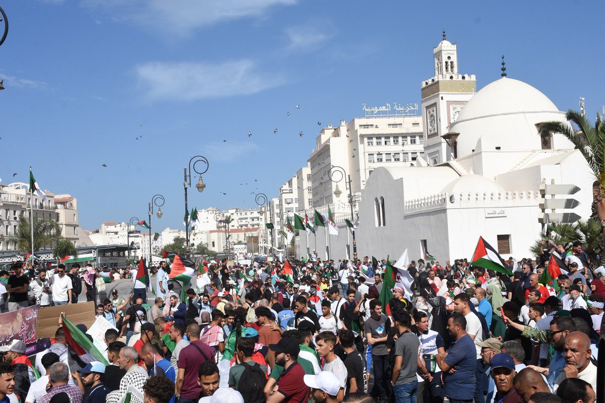 AlgerianMix's tweet photo. #مسيرة_شعبية_حاشدة تضامنا مع الشعب #الفلسطيني بالجزائر العاصمة 🇩🇿

#FreePalestine #Gaza #GazaAttack #GazaHospital #hospital #IsraelAttack #FreePalestine #Gaza #غزة #فلسطين https://t.co/BeO8fkRPO1