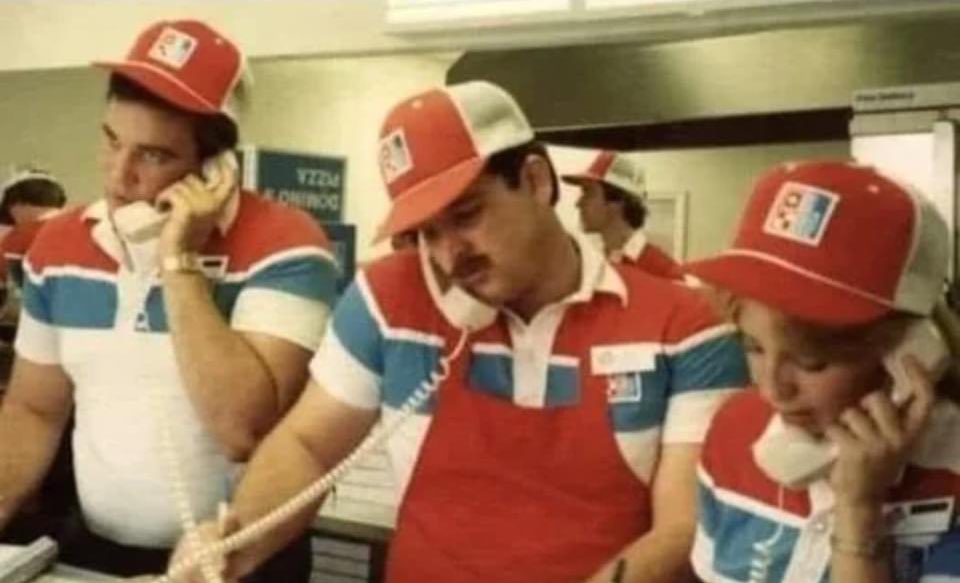 BeAcevedoTachna's tweet photo. CULTURA GENERAL: Antes del internet esta gente tomaba tu orden, la apuntaba en un papel, escribía tu dirección a mano, preparaba la pizza y te la llevaba en menos de 30 minutos cronometrados sin celular, sin google maps usando un mapa de la ciudad como piratas místicos de tierra… era muy raro que llegaran tarde y la pizza fuera gratis, solo me pasó UNA VEZ y tuve miedo de que se la cobraran al repartidor: