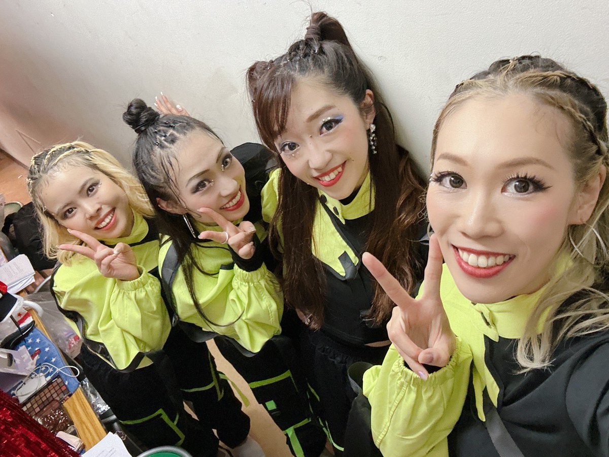 PortraitRagi's tweet photo. 今回レディース役ということで
かっこいい編み込みをヘアメイクさんが瞬速でやってくれました🩷
黒いリップに特攻服🔥
ダンサーぽい黄緑と黒のストリート系ファッション🇰🇷
レビューショー感溢れるギラギラ���赤いスパンコール衣装🍎
どれも華やかで衣装チェンジ楽しかったです☺️❤️
#ハミダシモノの音色 https://t.co/DhMhNqbcLu