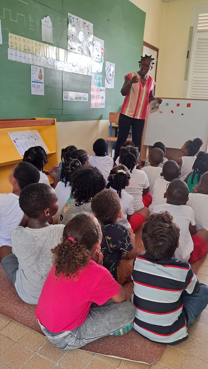 MLVR1D_MQ's tweet photo. Semaine du créole en partenariat avec la CTM, la classe de GS de l'école maternelle de Josseaud et les classes de CP et CE1 de l'élémentaire de En Camée  avec leurs enseignantes,  Mmes ALCIBIADE,  VALIDE et M. REINE-ADELAIDE ont pu recevoir l'auteure : Mme Pascale RAYMOND. https://t.co/ah52TI7vkw