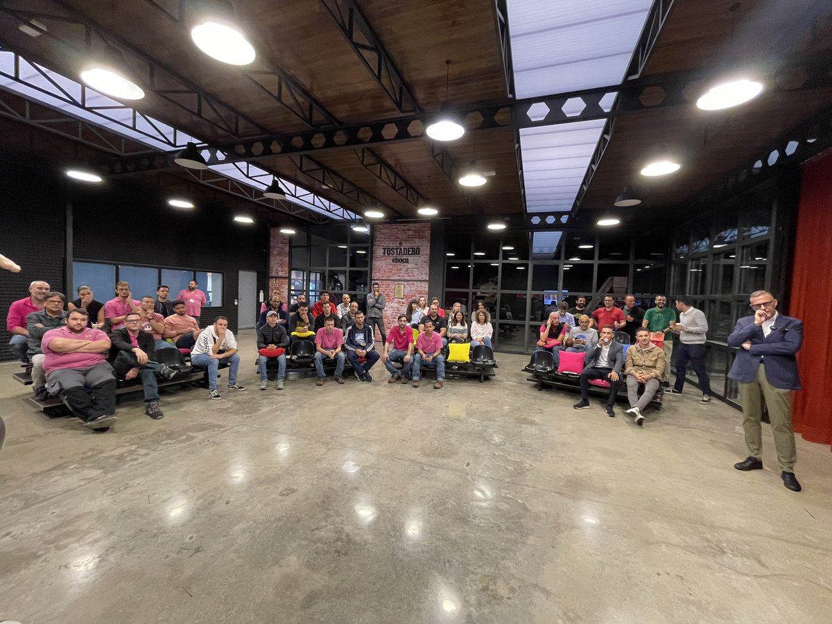 ¡Hoy celebramos nuestra reunión trimestral! Toda la familia #Eboca nos ponemos al día de todo lo que hacemos en los distintos departamentos 🤗