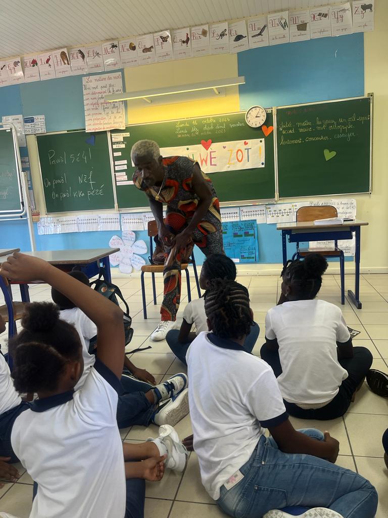 MLVR1D_MQ's tweet photo. Simenn kréyol lekol. 
Dans le cadre de la semaine du créole en partenariat avec la CTM, la classe de CM1 de l'école primaire Aristide Maugée à Trenelle  a reçu Steve  FOLA, ce lundi 16 octobre. https://t.co/ddY3qzN7uj