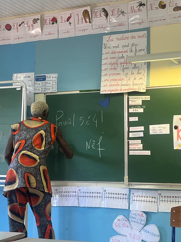 MLVR1D_MQ's tweet photo. Simenn kréyol lekol. 
Dans le cadre de la semaine du créole en partenariat avec la CTM, la classe de CM1 de l'école primaire Aristide Maugée à Trenelle  a reçu Steve  FOLA, ce lundi 16 octobre. https://t.co/ddY3qzN7uj