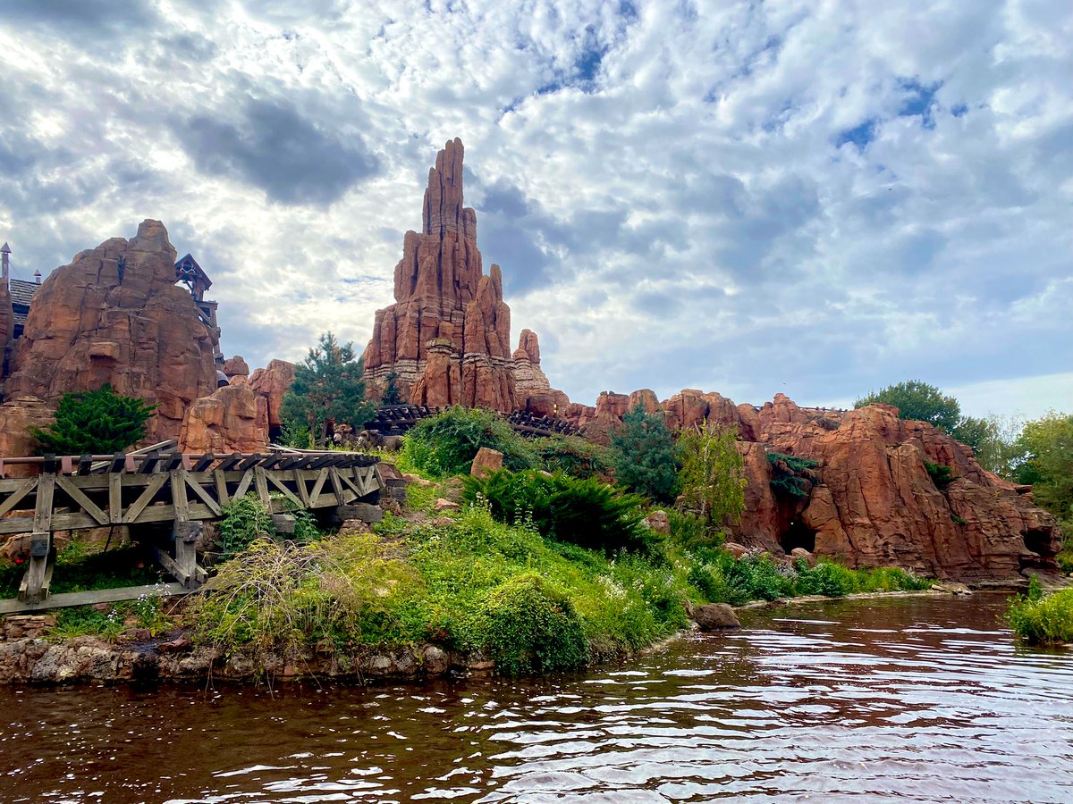 ejph92x's tweet photo. This time last week I was looking at this beautiful view. Now I’m at home in the cold. Crocheting and feeling fed up. 
Disney Blues are the worst! https://t.co/MsGyGoJOWj