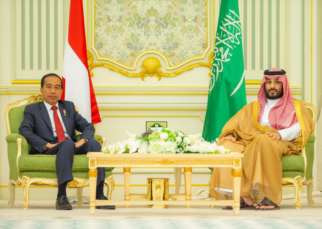HRHMBNSALMAAN's tweet photo. سمو #ولي_العهد وفخامة رئيس جمهورية إندونيسيا يشهدان مراسم توقيع عدد من الاتفاقيات والمذكرات الثنائية بين البلدين.
His Highness the Crown Prince and His Excellency the President of the Republic of Indonesia witness the signing ceremony of a number of bilateral agreements and memorandums between the two countries.