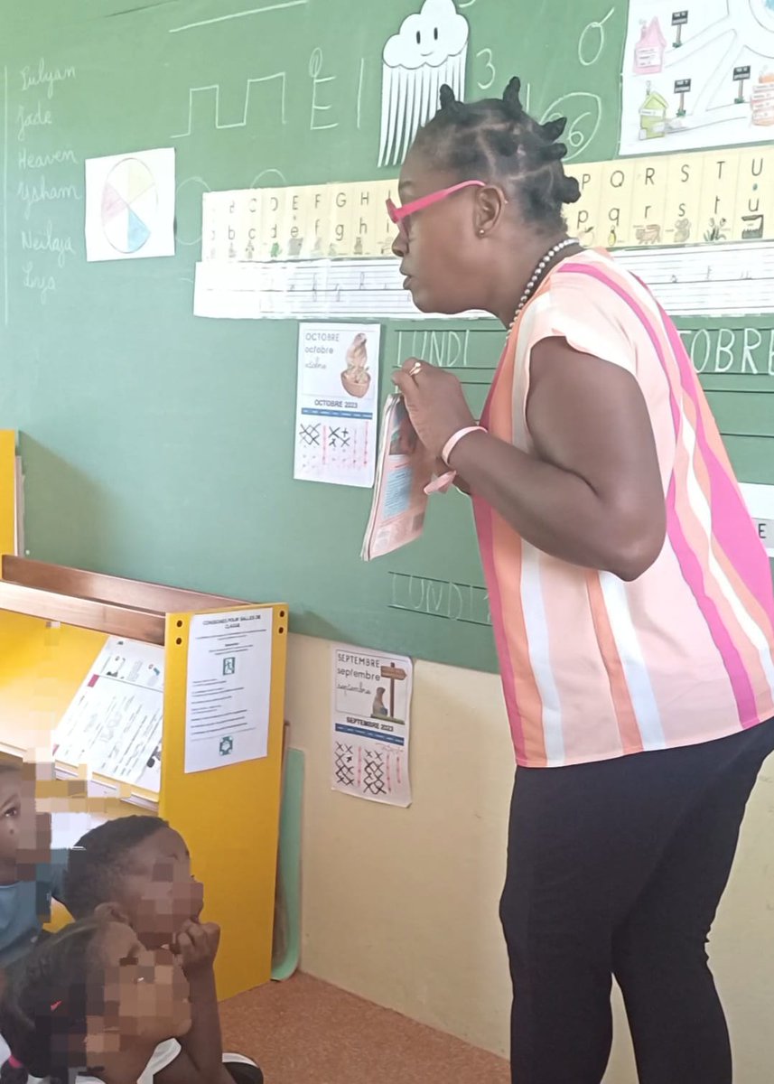 MLVR1D_MQ's tweet photo. Semaine du créole en partenariat avec la CTM, la classe de GS de l'école maternelle de Josseaud et les classes de CP et CE1 de l'élémentaire de En Camée  avec leurs enseignantes,  Mmes ALCIBIADE,  VALIDE et M. REINE-ADELAIDE ont pu recevoir l'auteure : Mme Pascale RAYMOND. https://t.co/ah52TI7vkw