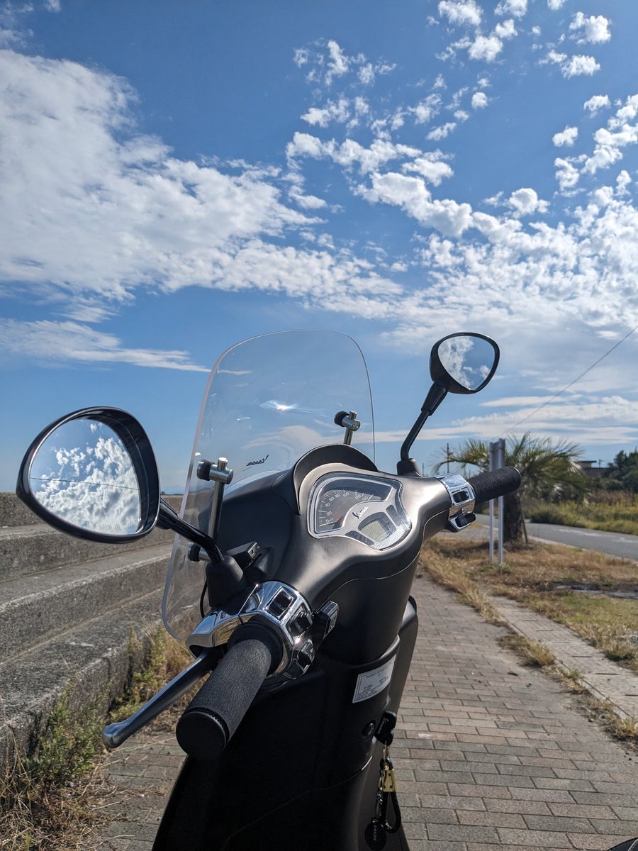 piglet00's tweet photo. Vespa復活！
1月に事故被害にあってLX150は全損し、自分は骨盤や肋骨等3箇所骨折と外傷多数…。
長い療養期間を経て完治では無いけど日常へ復帰へ。
日常の足はやはりVespa🛵
#Vespa
#VespaSprint
#Vespaの有る生活 https://t.co/F61EApWNRB