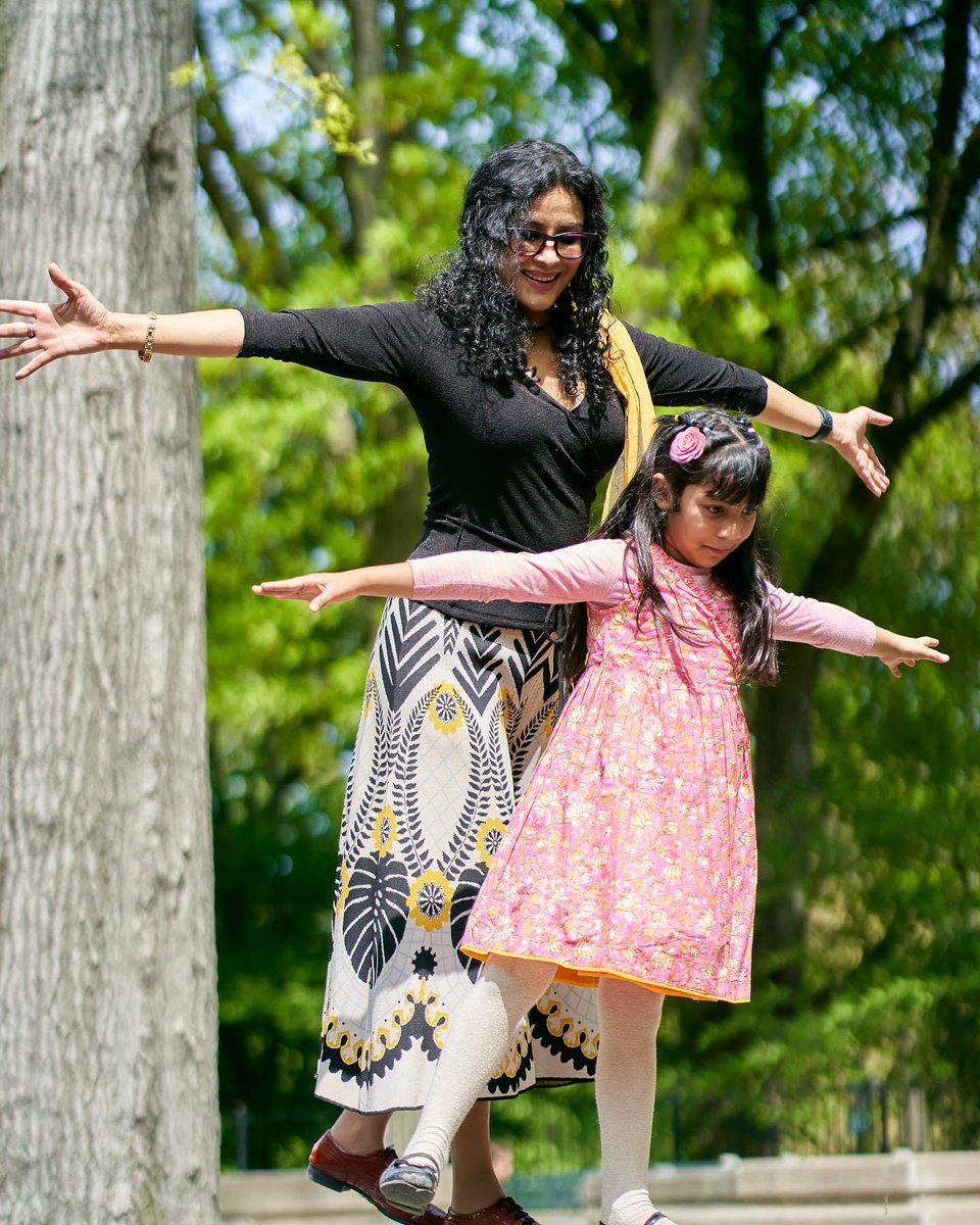 nandanadevsen's tweet image. Happy #WorldBalletDay! Stretch your limbs, and embrace beauty and grace 🩰 

#balletday #throwbackthursday #tbt #motherdaughter #dancingfun