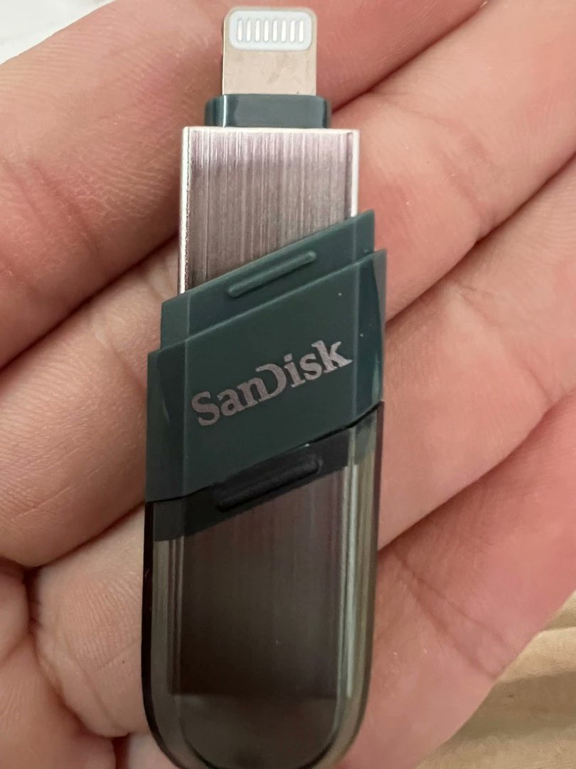 ApiliaTLazada's tweet photo. SanDisk telah lancarkan pendrive khas untuk iphone user, tak perlu nak bazir duit nak upgrade!!

Beli benda ni, terus cucuk tekan backup auto asing gambar ikut bulan &amp; tahun. Function memang terbaik, diskaun 60%

Tengok sini 👉🏻 https://t.co/afys86quge https://t.co/SXnFjN6hui