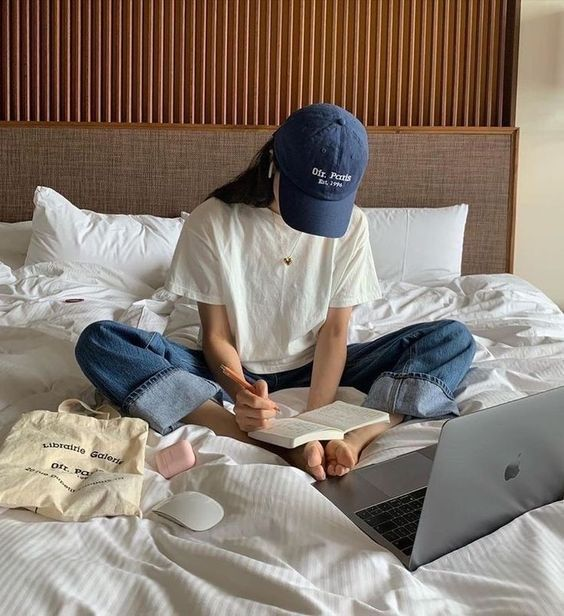 etherealdior's tweet photo. nose always in a book https://t.co/DxtZM0fnJn