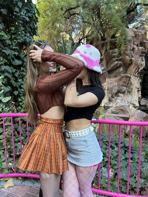 just girly things like walking around with cum on our faces 😛💕 @serafinasucks https://t.co/Ao2zBGVTP